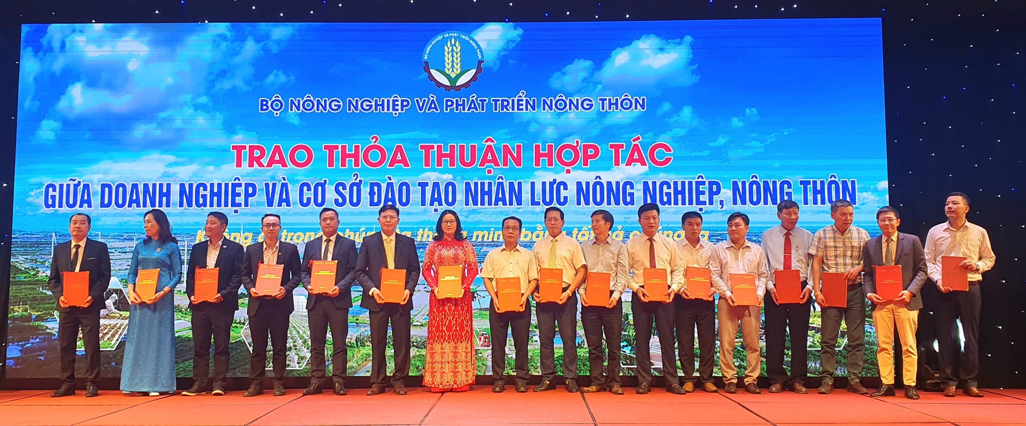 Học viện Nông nghiệp Việt Nam ký thỏa thuận với 3 doanh nghiệp về đào tạo nguồn nhân lực nông nghiệp - Ảnh 1.