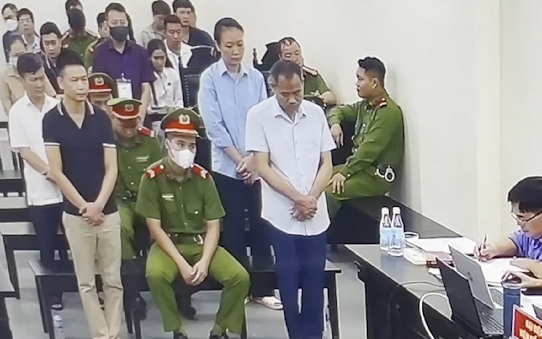 Clip: "Giám đốc trốn nợ" ngã khuỵu khi bị đề nghị mức án 8-9 năm tù trong vụ liên quan ông Nguyễn Đức Chung