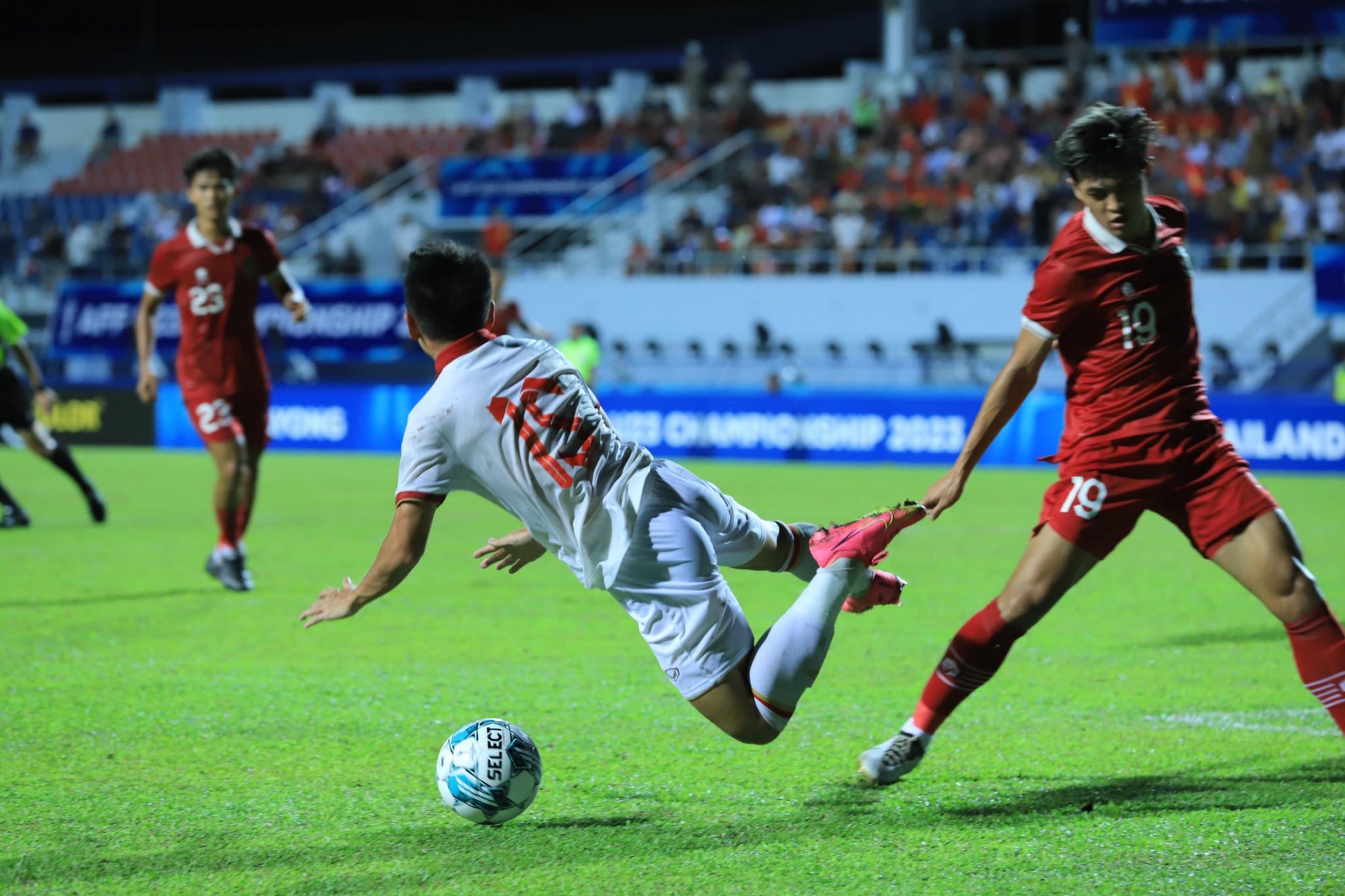 CĐV Indonesia “tấn công” trọng tài, tố U23 Việt Nam được thiên vị - Ảnh 1.