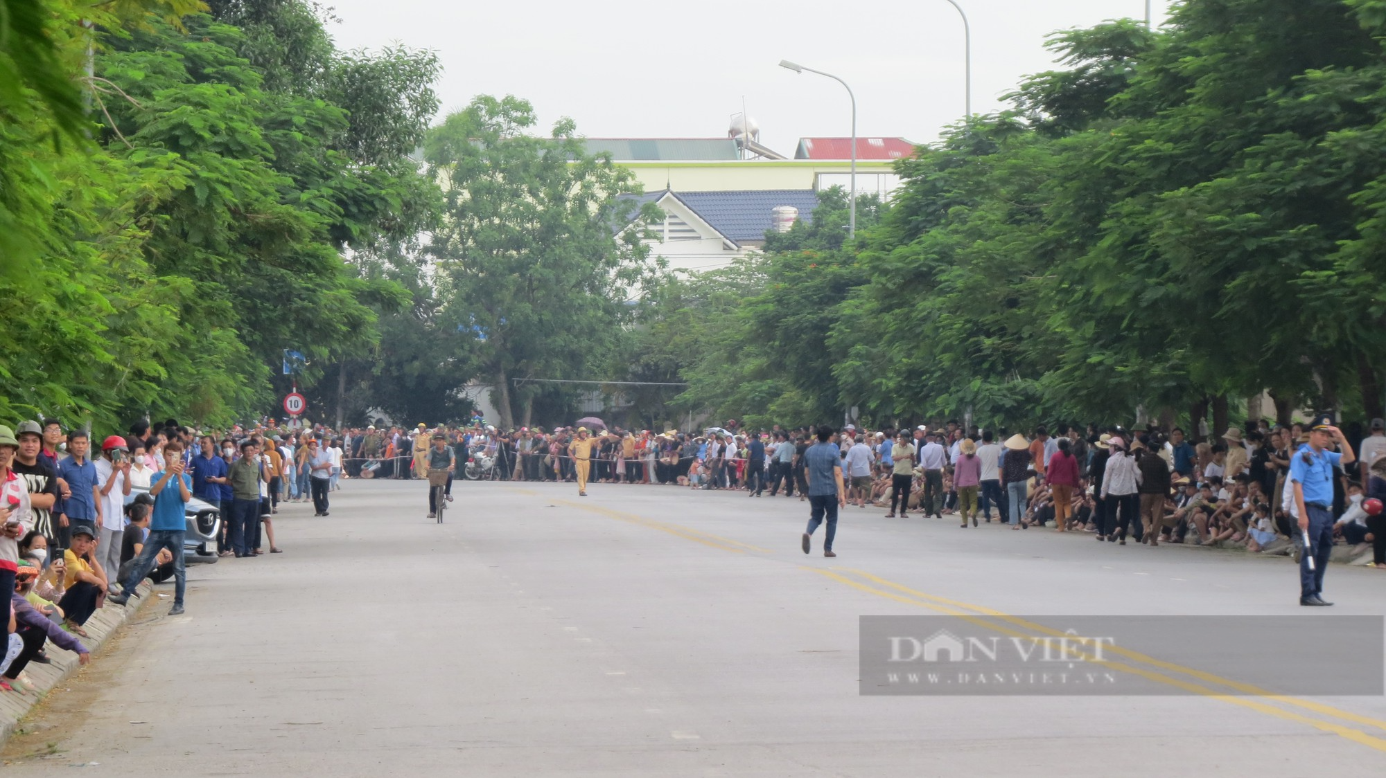 Hàng vạn người dân Vĩnh Bảo tiếc thương tiễn đưa cố Phó thủ tướng Lê Văn Thành về nơi an nghỉ - Ảnh 1.