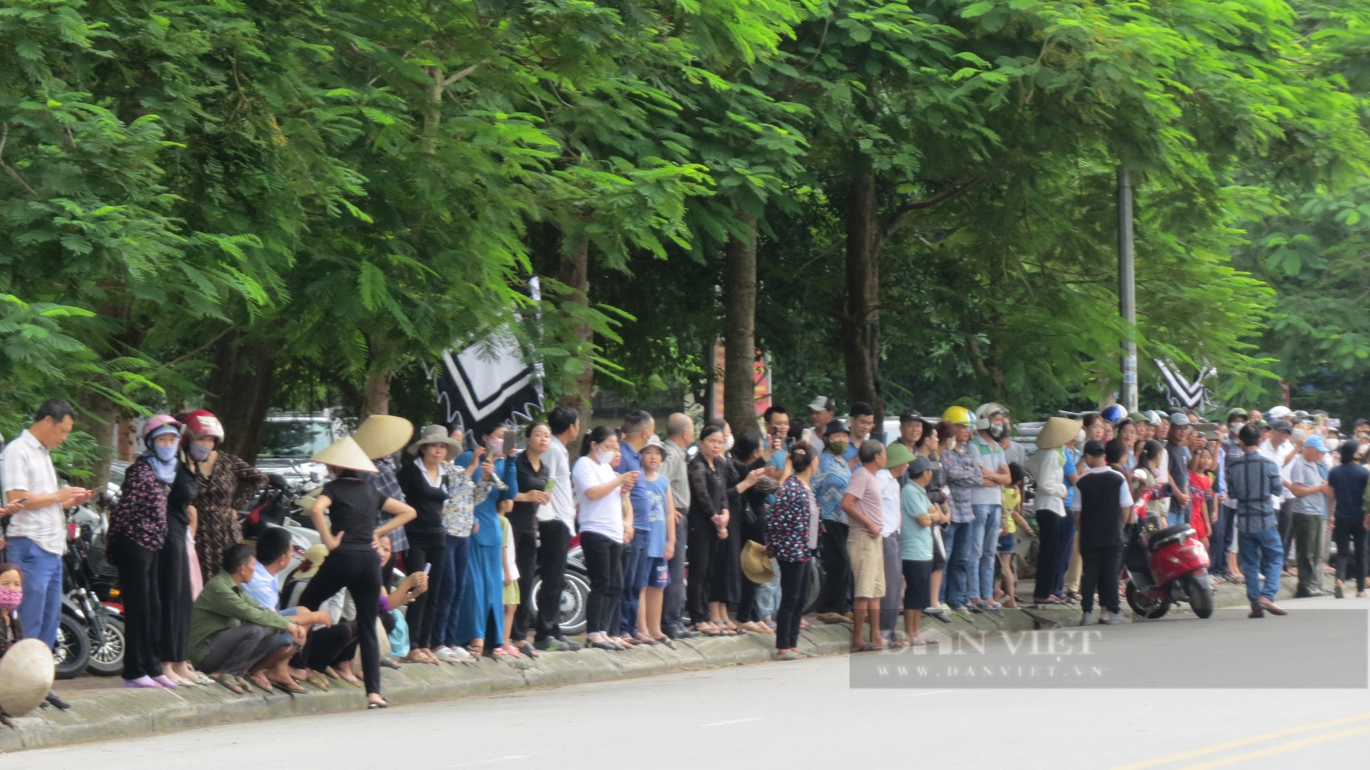 Hàng vạn người dân Vĩnh Bảo tiếc thương tiễn đưa cố Phó thủ tướng Lê Văn Thành về nơi an nghỉ - Ảnh 3.