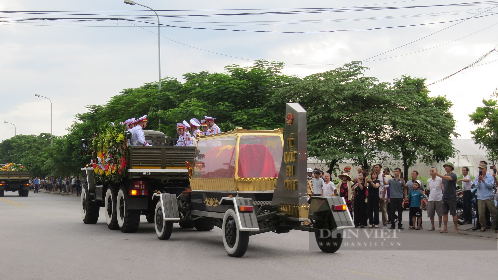 Hàng vạn người dân Vĩnh Bảo tiếc thương tiễn đưa cố Phó thủ tướng Lê Văn Thành về nơi an nghỉ - Ảnh 5.