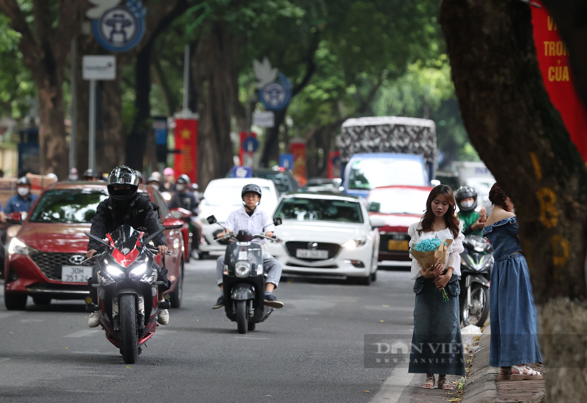 &quot;Con đường thu&quot; Phan Đình Phùng đông nghịt người ngày cuối tuần, tràn xuống cả đường để chụp ảnh - Ảnh 9.
