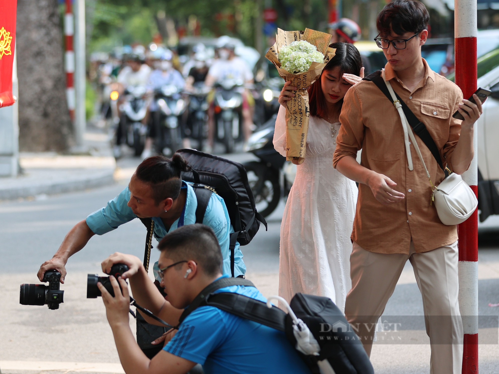 &quot;Con đường thu&quot; Phan Đình Phùng đông nghịt người ngày cuối tuần, tràn xuống cả đường để chụp ảnh - Ảnh 10.