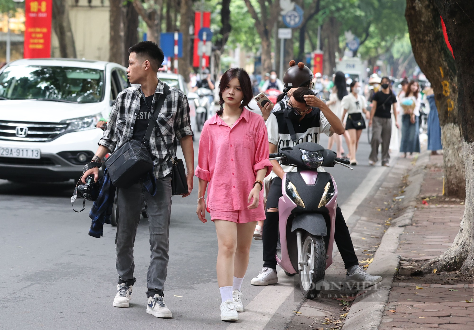 &quot;Con đường thu&quot; Phan Đình Phùng đông nghịt người ngày cuối tuần, tràn xuống cả đường để chụp ảnh - Ảnh 12.