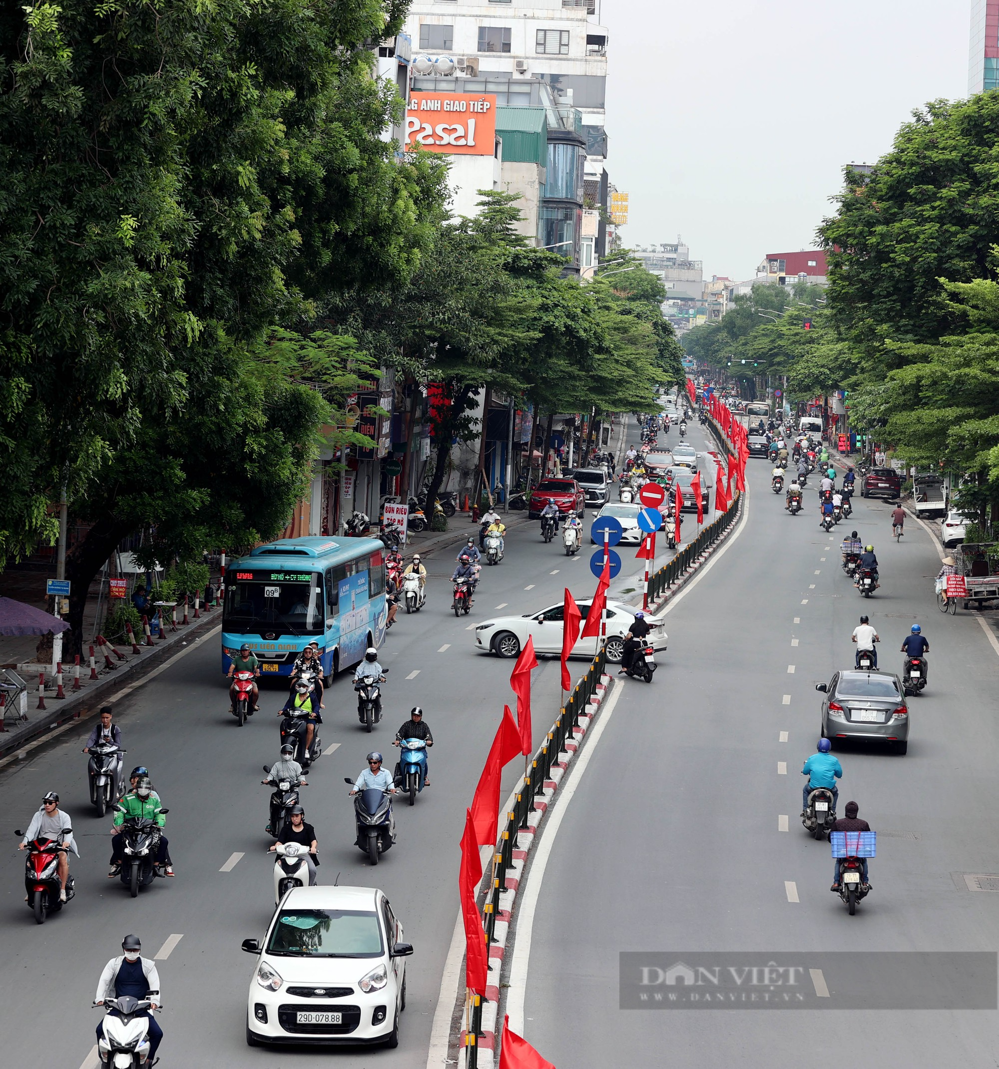 Đường phố Thủ đô được trang hoàng rực rỡ chào mừng ngày Quốc khánh 2/9 - Ảnh 1.