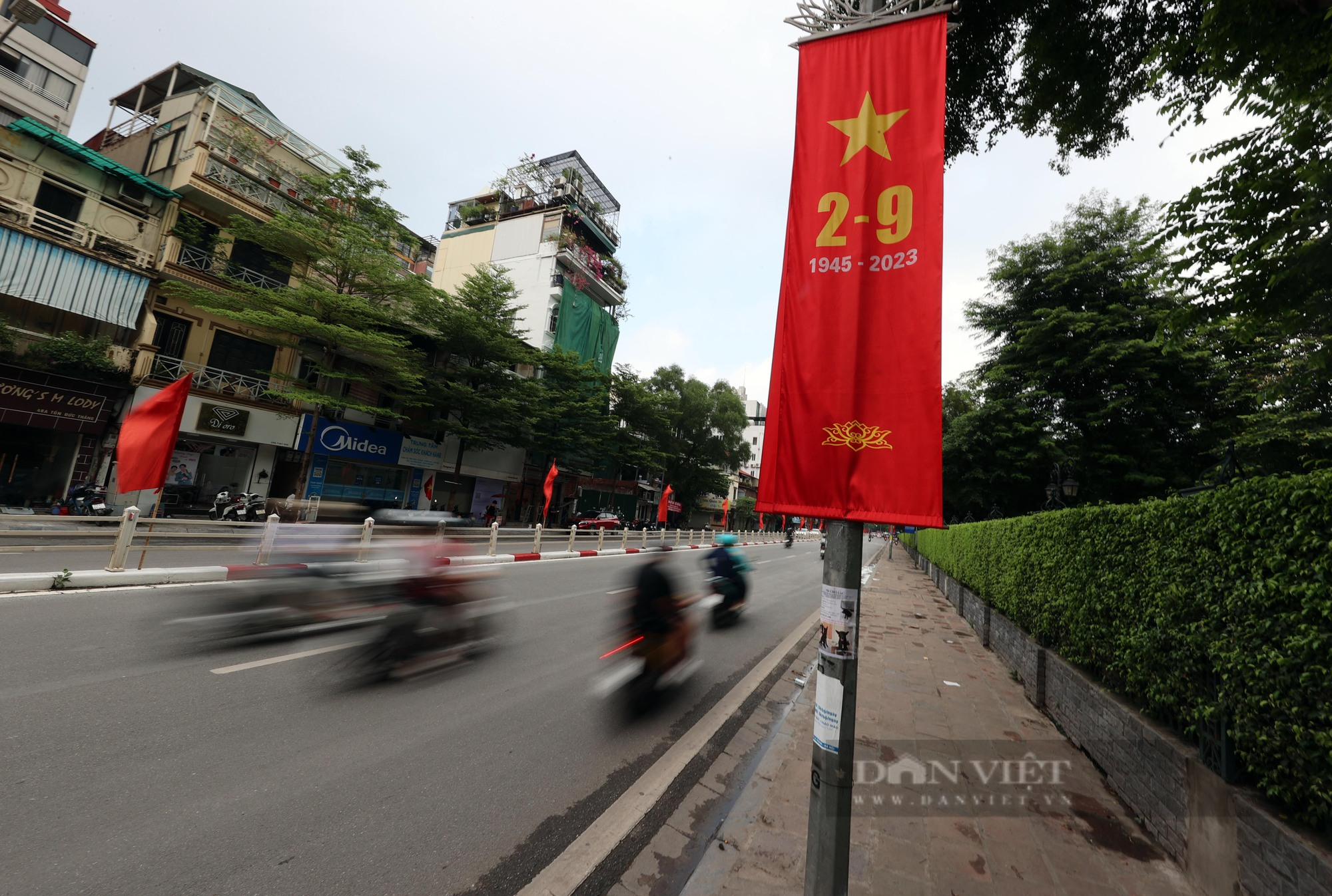 Đường phố Thủ đô được trang hoàng rực rỡ chào mừng ngày Quốc khánh 2/9 - Ảnh 5.
