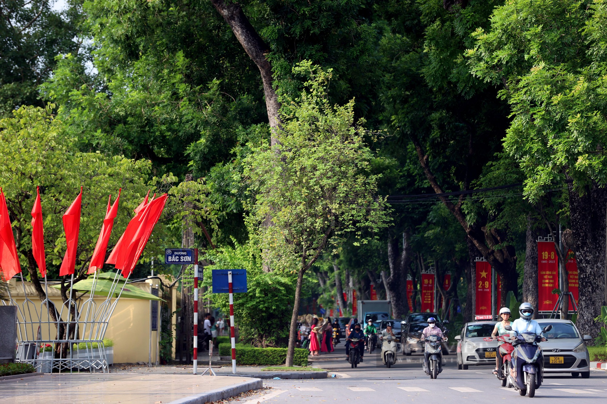 Đường phố Thủ đô được trang hoàng rực rỡ chào mừng ngày Quốc khánh 2/9 - Ảnh 12.
