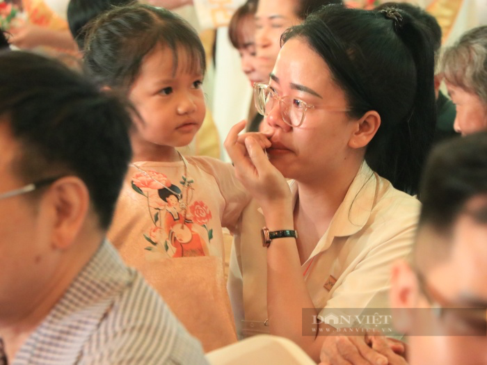 Xúc động nghi thức &quot;Bông hồng cài áo&quot; trong lễ Vu Lan: &quot;Nếu có mẹ trên đời tôi chỉ mong mẹ nhiều sức khoẻ&quot; - Ảnh 5.