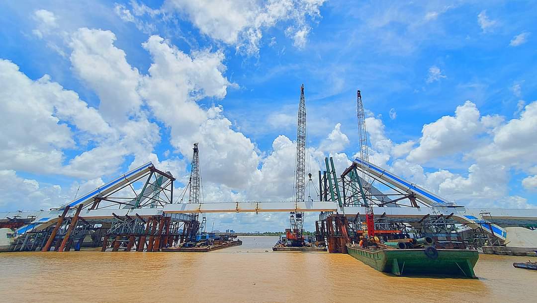 Cầu Trần Hoàng Na gần 800 tỷ đồng bắc qua sông Cần Thơ hợp long sau 3 năm thi công - Ảnh 1.