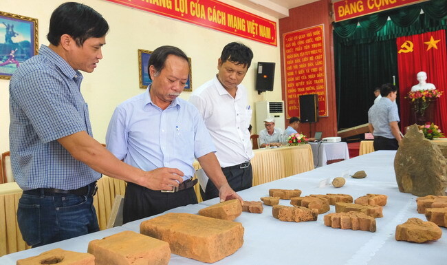 Xuất lộ nền móng kiến trúc đồ sộ, hiện vật cổ thuộc văn hóa Champa ở một thôn của Bình Định - Ảnh 1.