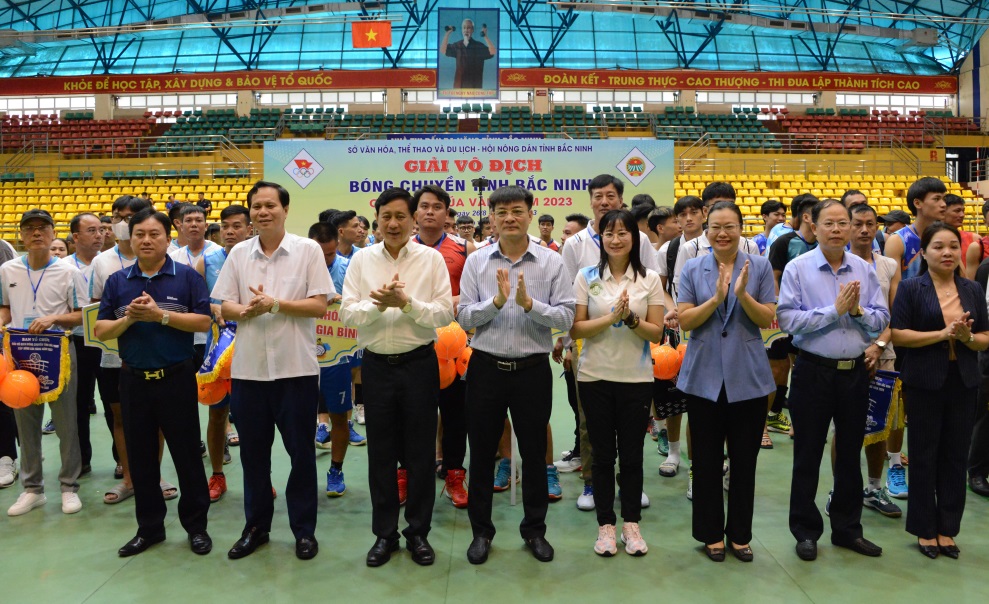 Nông dân Bắc Ninh sôi nổi tham gia giải vô địch Bóng chuyền tỉnh Cúp Bông lúa vàng năm 2023 - Ảnh 2.