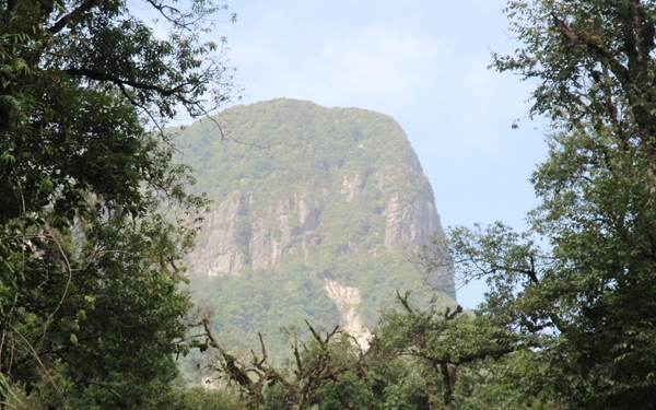 Vùng đất thiêng ở Lào Cai có đỉnh núi cao với chuyện ly kỳ về loài hổ dữ ngồi canh "rừng tỏi tiên"