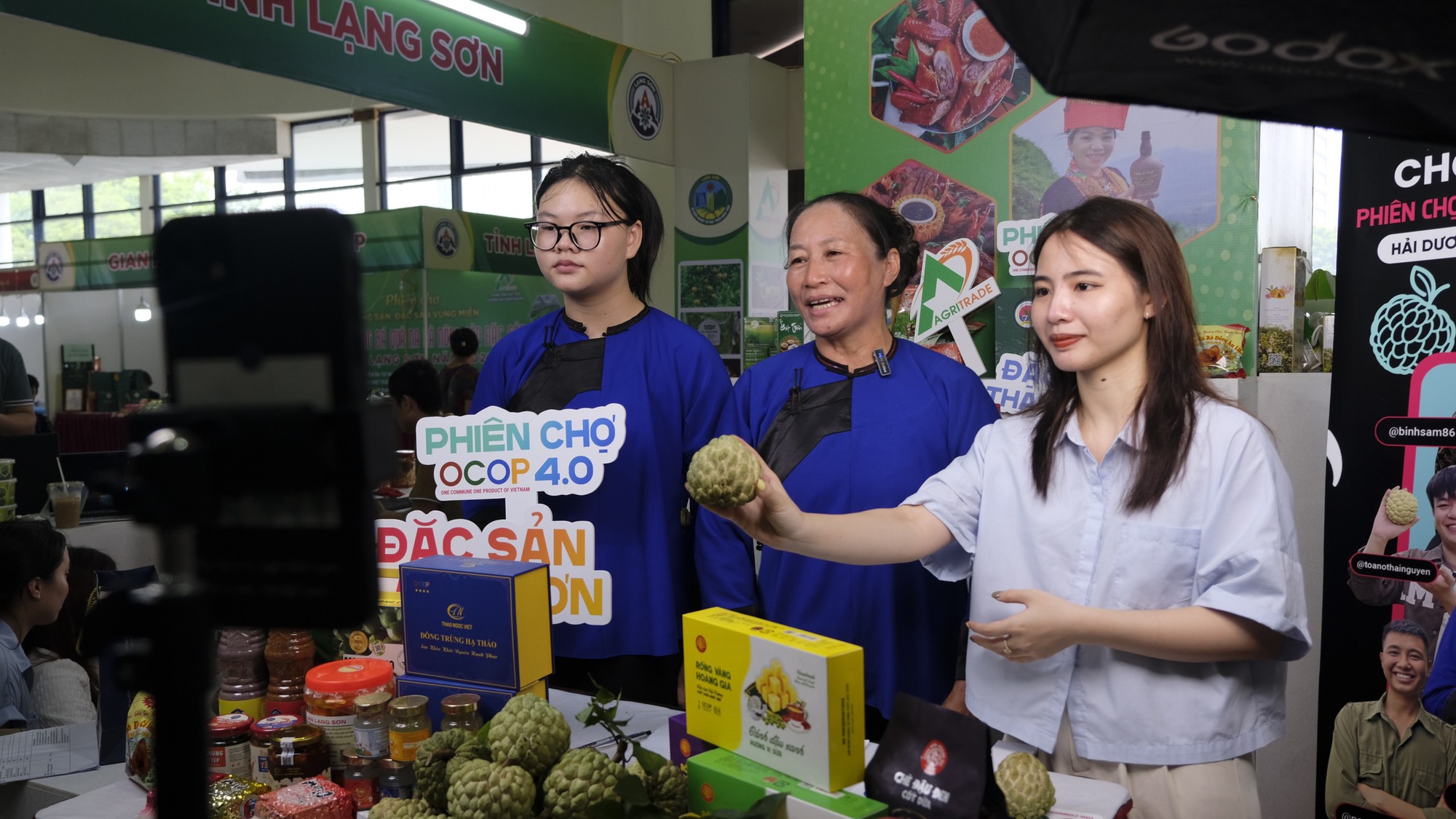 Nông dân Lạng Sơn bán na trên TikTok, mới livestream mà đã bùng nổ đơn hàng - Ảnh 1.