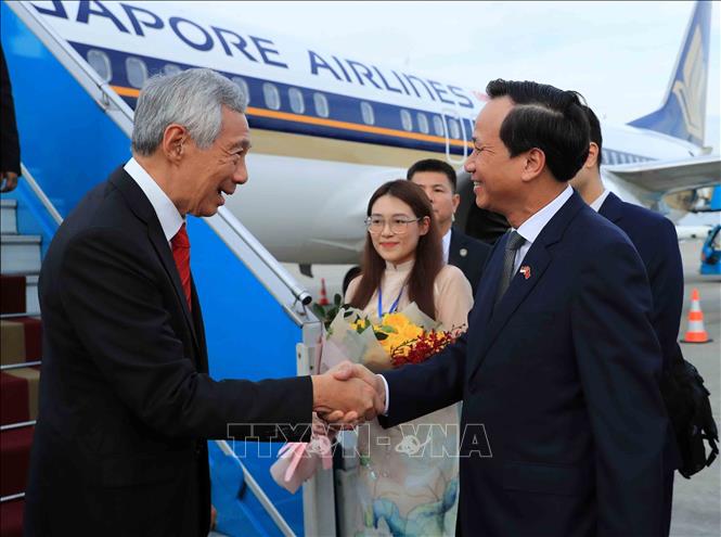 Thủ tướng Singapore đến Hà Nội, bắt đầu thăm chính thức Việt Nam - Ảnh 1.
