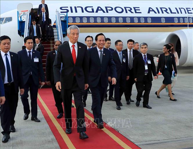 Thủ tướng Singapore đến Hà Nội, bắt đầu thăm chính thức Việt Nam - Ảnh 2.