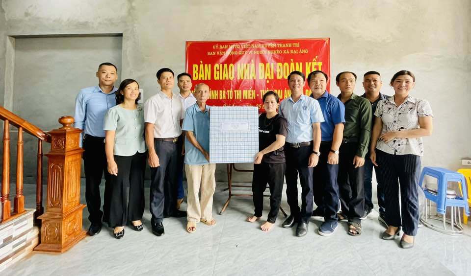 Huyện Thanh Trì bàn giao nhà Đại đoàn kết cho hộ cận nghèo  xã Đại Áng - Ảnh 2.