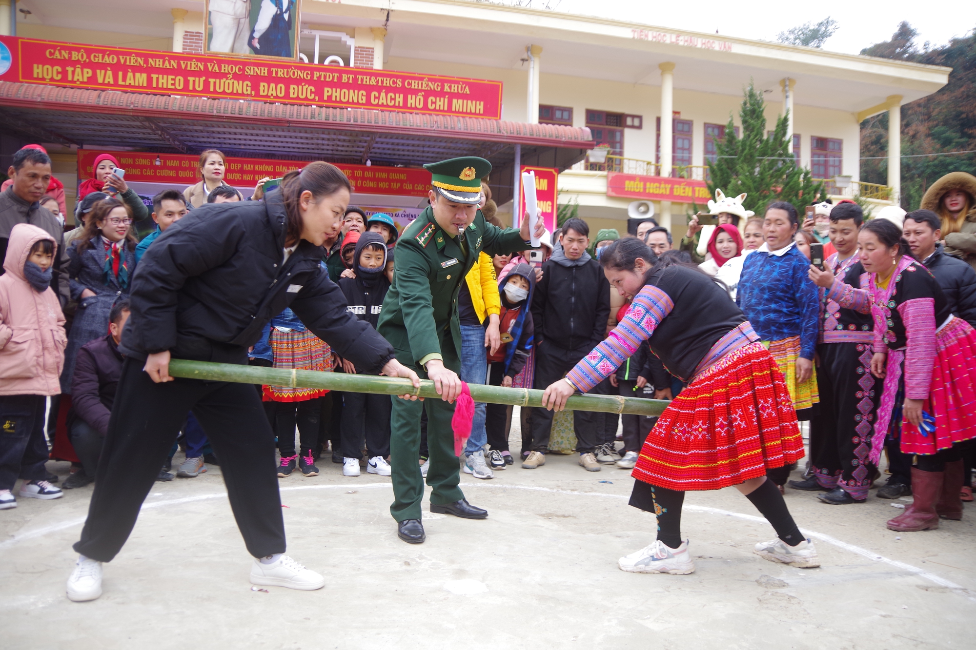 Ấm áp trong vòng tay của Đảng - Ảnh 3.