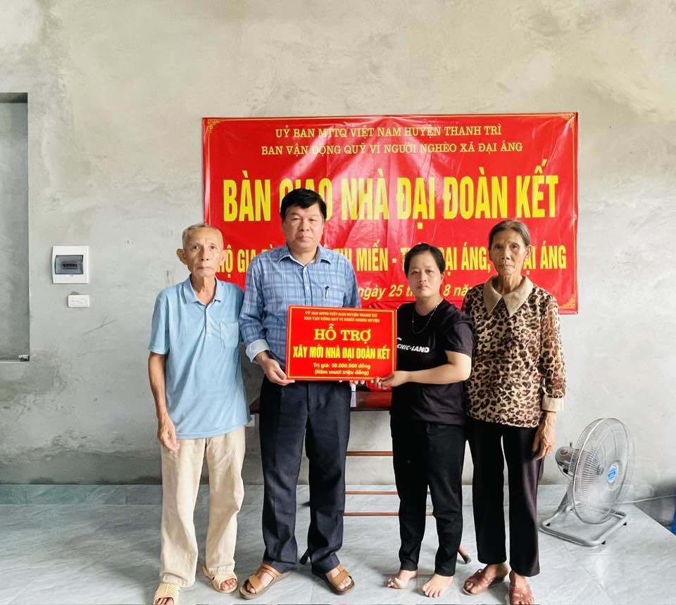 Huyện Thanh Trì bàn giao nhà Đại đoàn kết cho hộ cận nghèo  xã Đại Áng - Ảnh 1.
