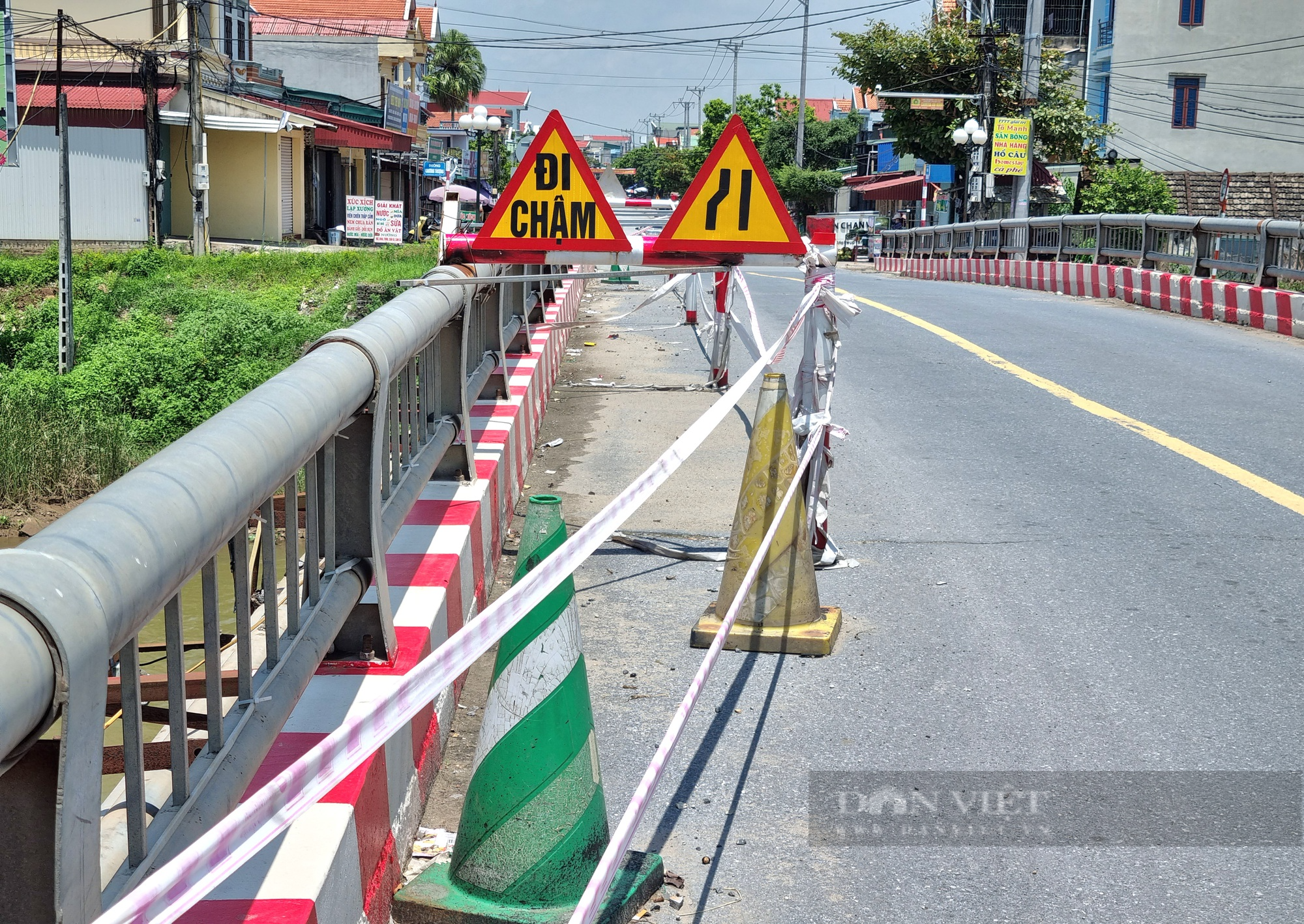 Ảnh, clip: Cầu Khang Thượng bị tàu vận tải đâm gẫy dầm biên bên phải - Ảnh 4.