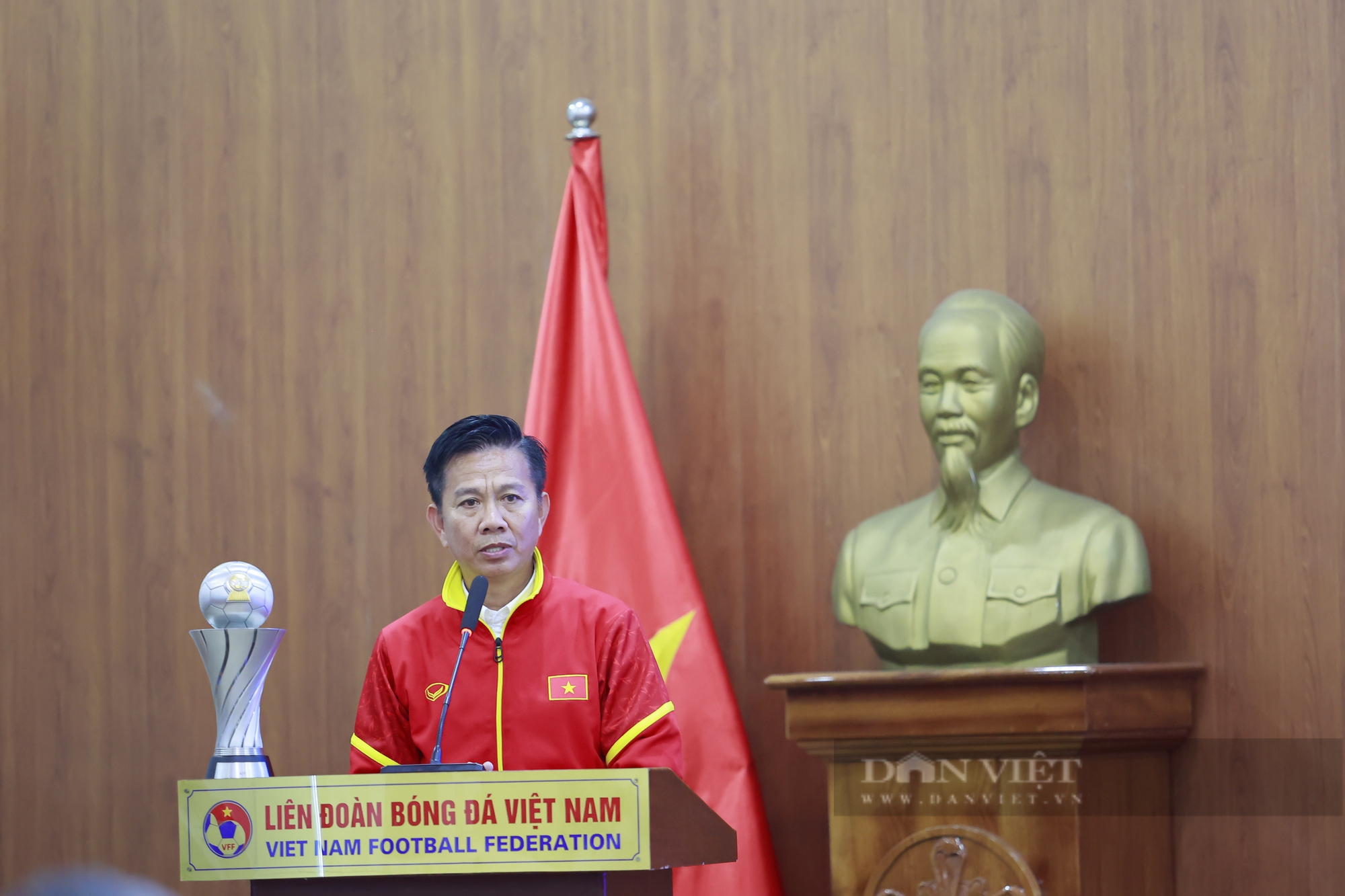 Đinh Xuân Tiến cùng các cầu thủ hớn hở khi xem lại khoảnh khắc ghi bàn tại giải U23 Đông Nam Á - Ảnh 2.