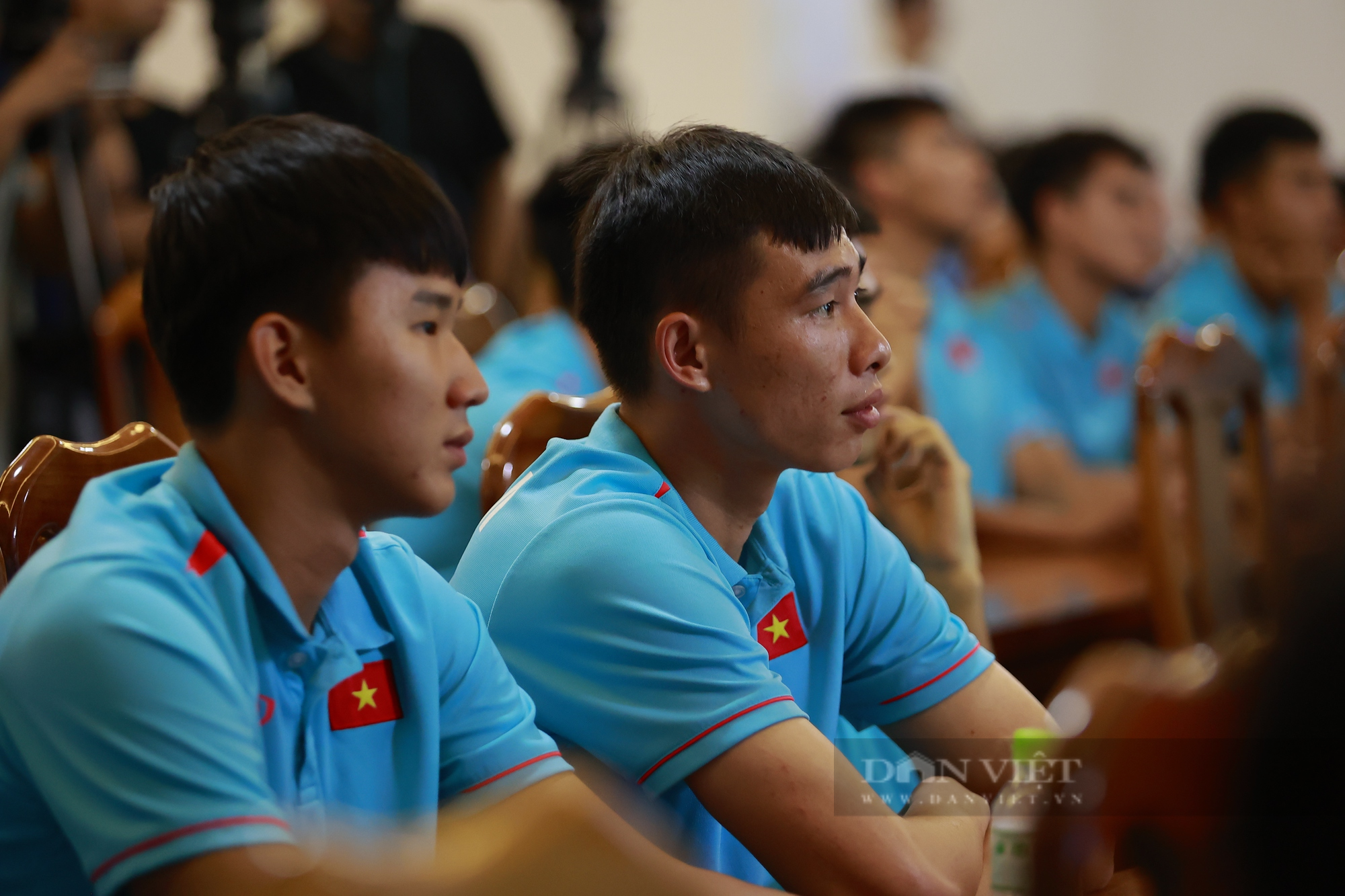 Đinh Xuân Tiến cùng các cầu thủ hớn hở khi xem lại khoảnh khắc ghi bàn tại giải U23 Đông Nam Á - Ảnh 3.