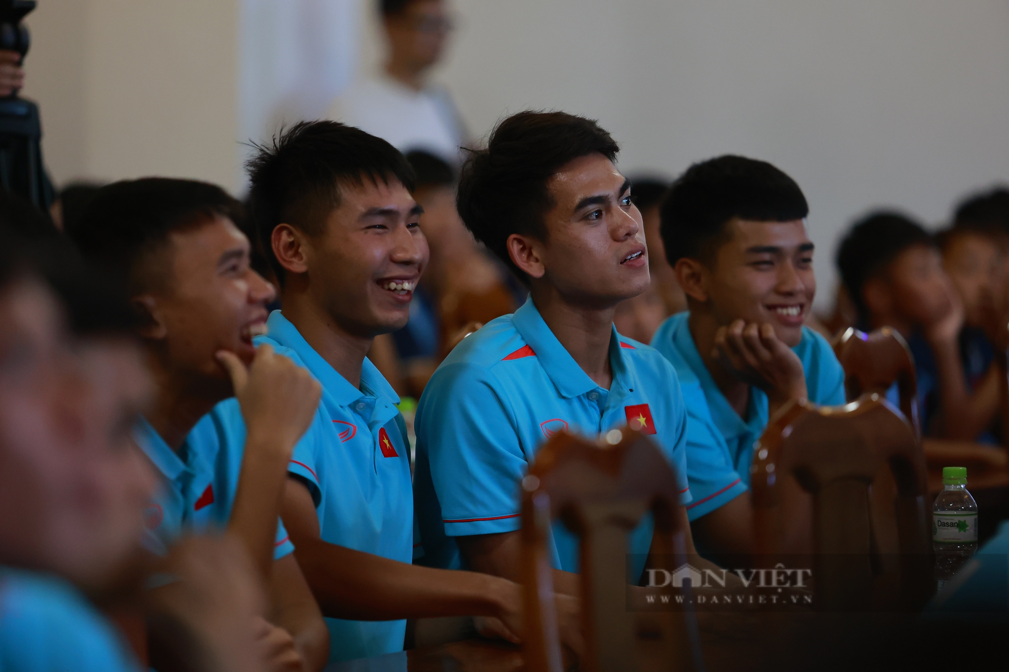Đinh Xuân Tiến cùng các cầu thủ hớn hở khi xem lại khoảnh khắc ghi bàn tại giải U23 Đông Nam Á - Ảnh 1.
