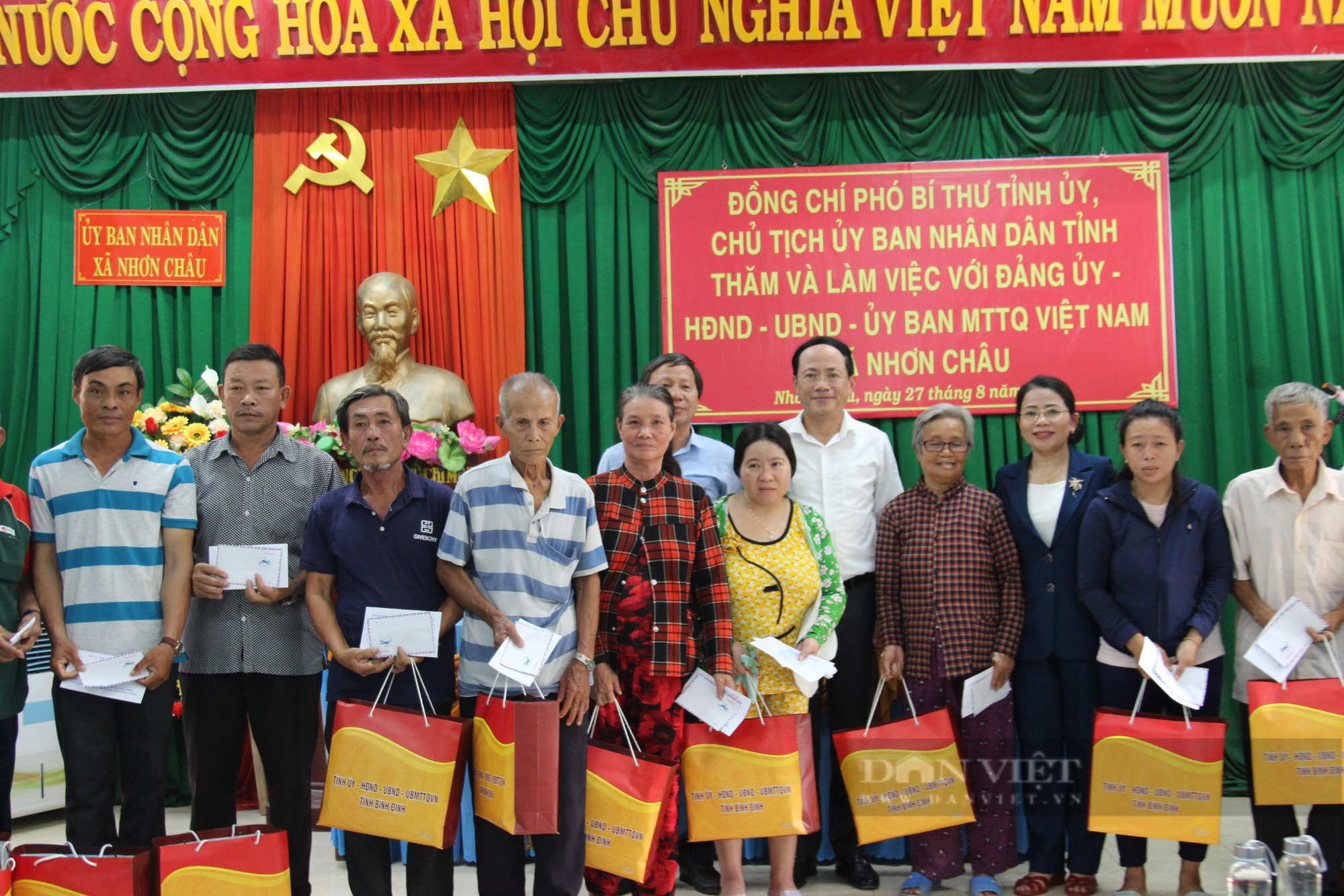 Chủ tịch UBND tỉnh Bình Định Phạm Anh Tuấn thăm người dân xã đảo Nhơn Châu - Ảnh 1.