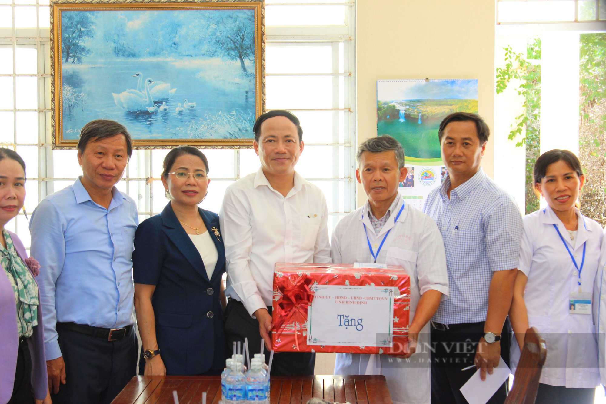 Chủ tịch UBND tỉnh Bình Định Phạm Anh Tuấn thăm người dân xã đảo Nhơn Châu - Ảnh 2.