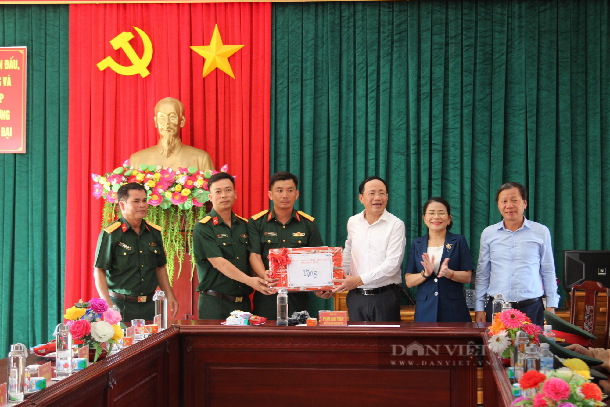 Chủ tịch UBND tỉnh Bình Định Phạm Anh Tuấn thăm người dân xã đảo Nhơn Châu - Ảnh 4.