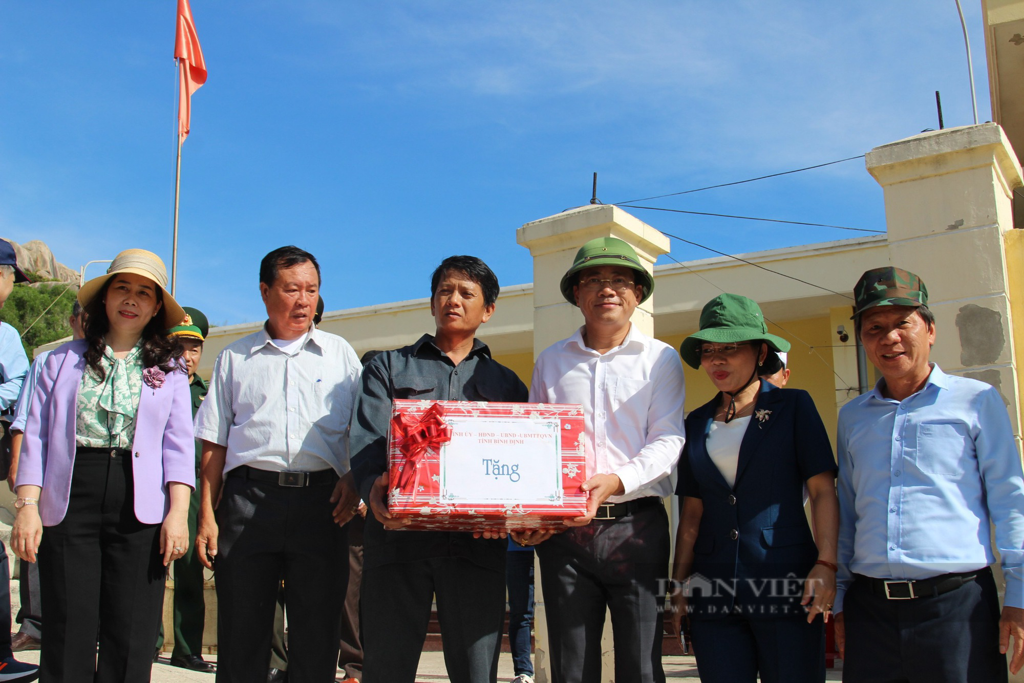 Chủ tịch UBND tỉnh Bình Định Phạm Anh Tuấn thăm người dân xã đảo Nhơn Châu - Ảnh 6.