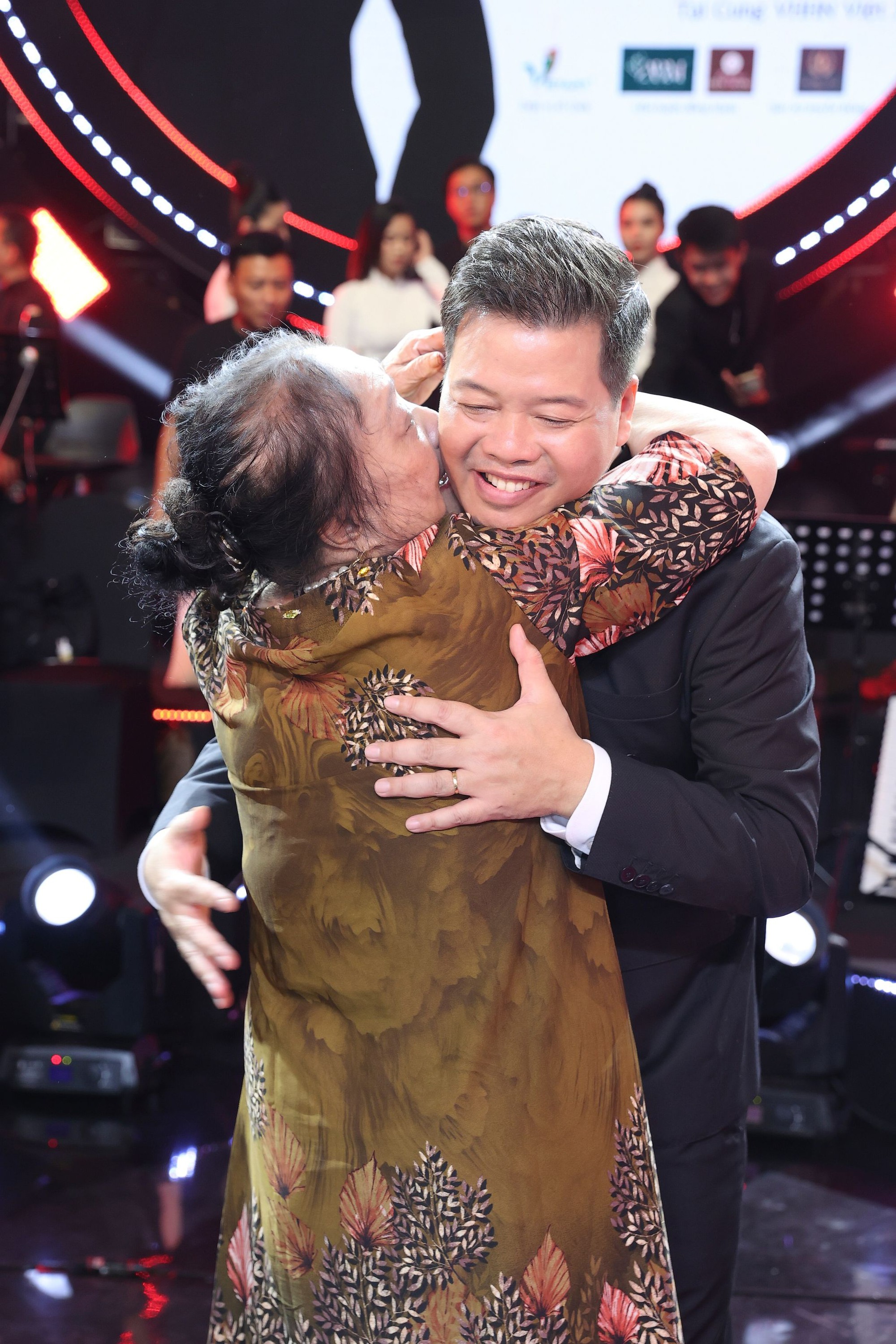 Mẹ vợ ca sĩ Đăng Dương bất ngờ lao lên sân khấu ôm hôn con rể vì quá phấn khích  - Ảnh 9.