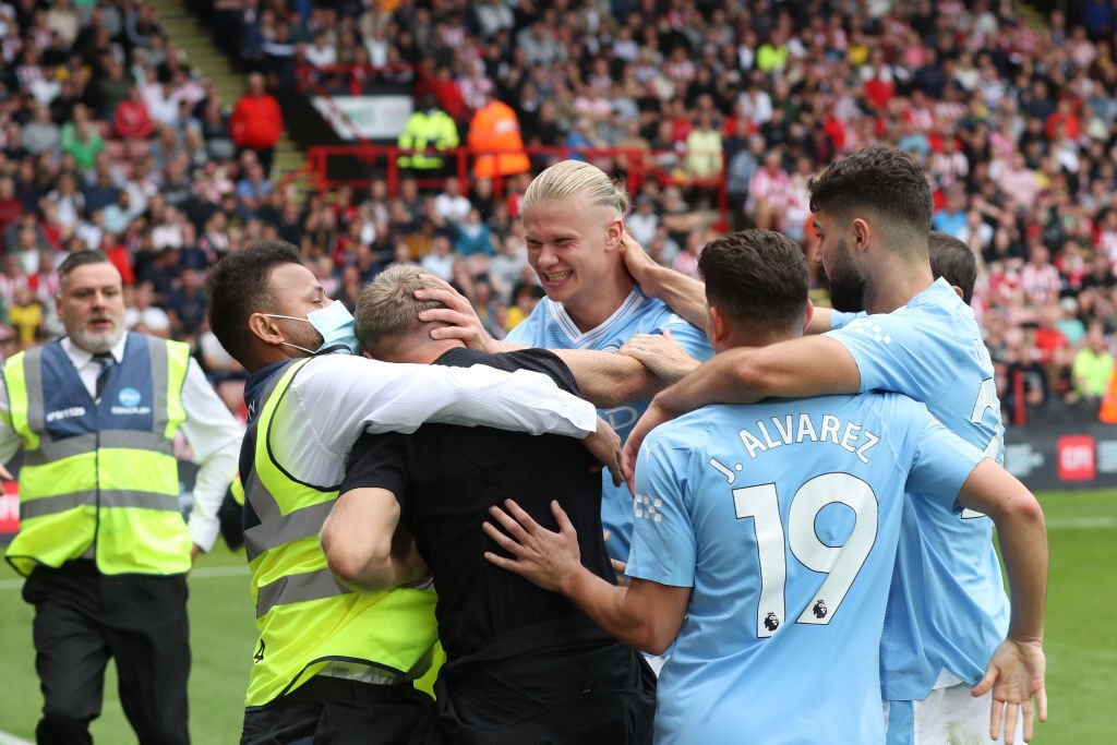 Chùm ảnh: CĐV Man City lao vào sân ăn mừng bàn thắng với Haaland - Ảnh 10.