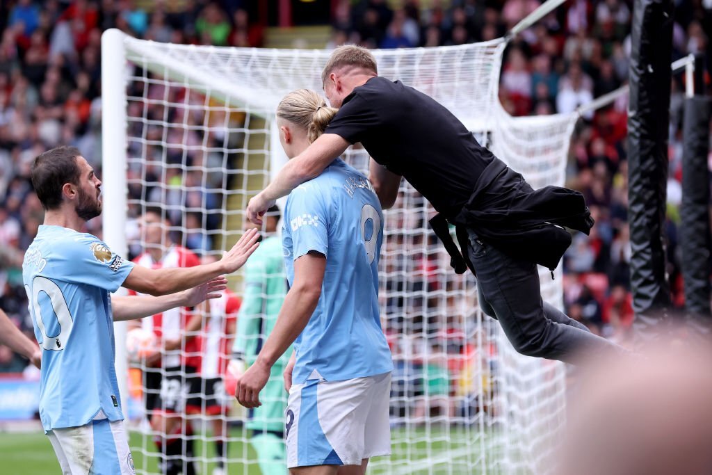 Chùm ảnh: CĐV Man City lao vào sân ăn mừng bàn thắng với Haaland