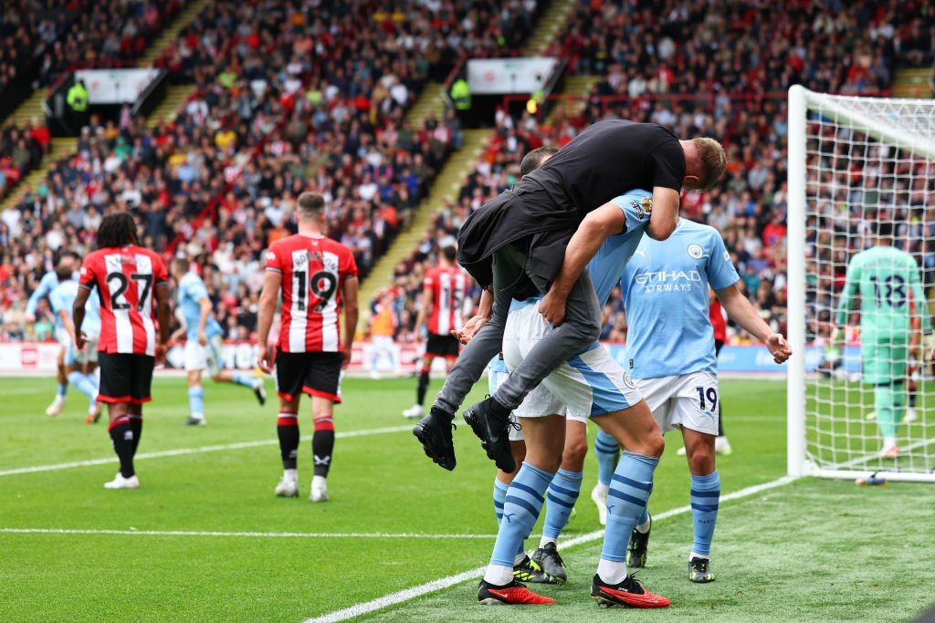 Chùm ảnh: CĐV Man City lao vào sân ăn mừng bàn thắng với Haaland - Ảnh 3.