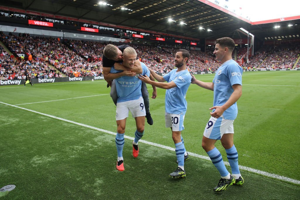 Chùm ảnh: CĐV Man City lao vào sân ăn mừng bàn thắng với Haaland - Ảnh 4.