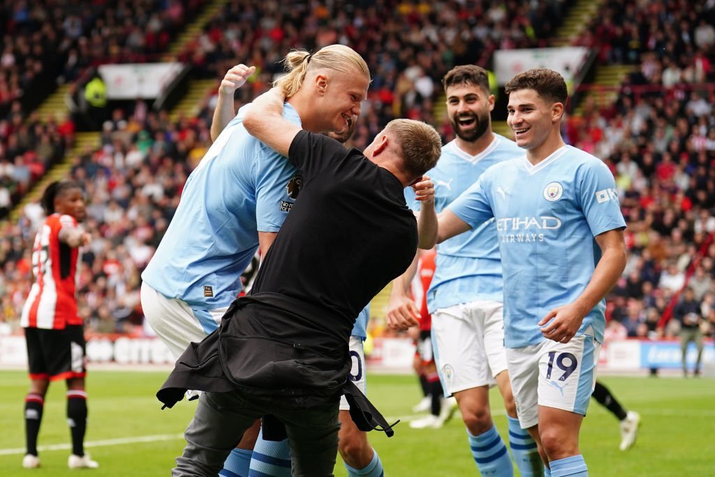 Chùm ảnh: CĐV Man City lao vào sân ăn mừng bàn thắng với Haaland - Ảnh 6.