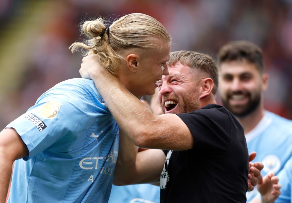 Chùm ảnh: CĐV Man City lao vào sân ăn mừng bàn thắng với Haaland - Ảnh 8.