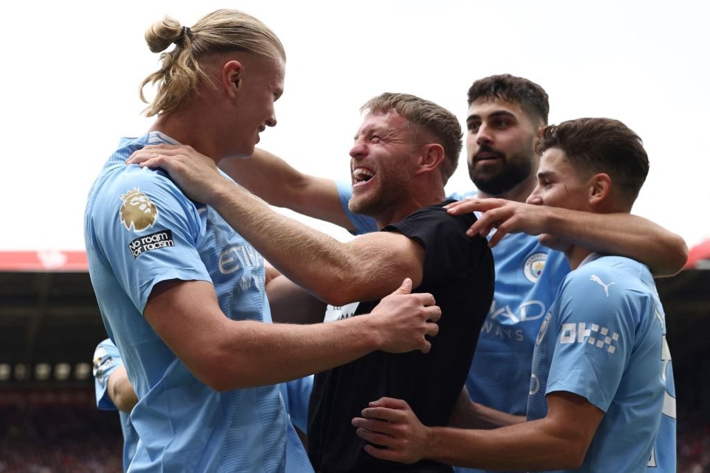 Chùm ảnh: CĐV Man City lao vào sân ăn mừng bàn thắng với Haaland - Ảnh 9.