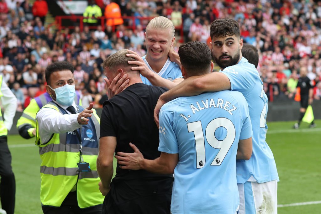 Chùm ảnh: CĐV Man City lao vào sân ăn mừng bàn thắng với Haaland - Ảnh 7.