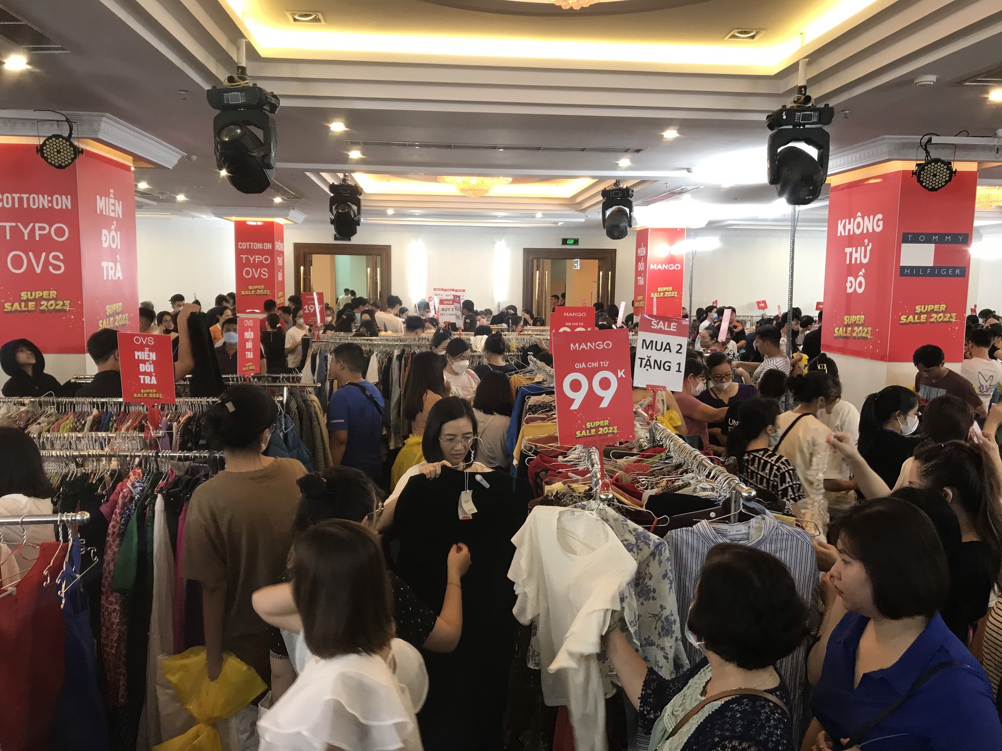 “Biển người” chen nhau mua hàng hiệu giảm giá tới 90% ở Sài Gòn - Ảnh 2.