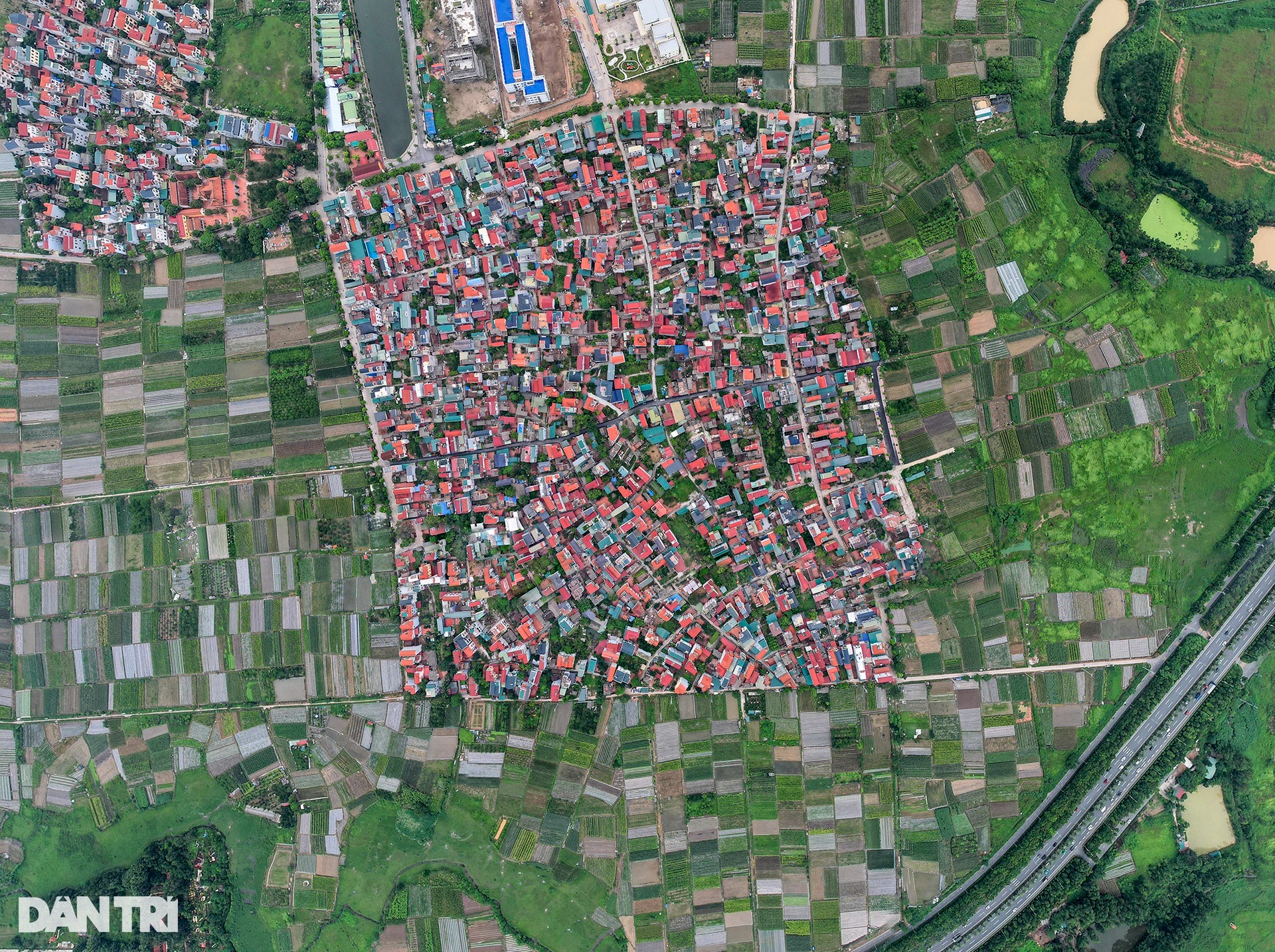 Toàn cảnh làng ở ngoại thành Hà Nội chật chội như trong phố - Ảnh 1.