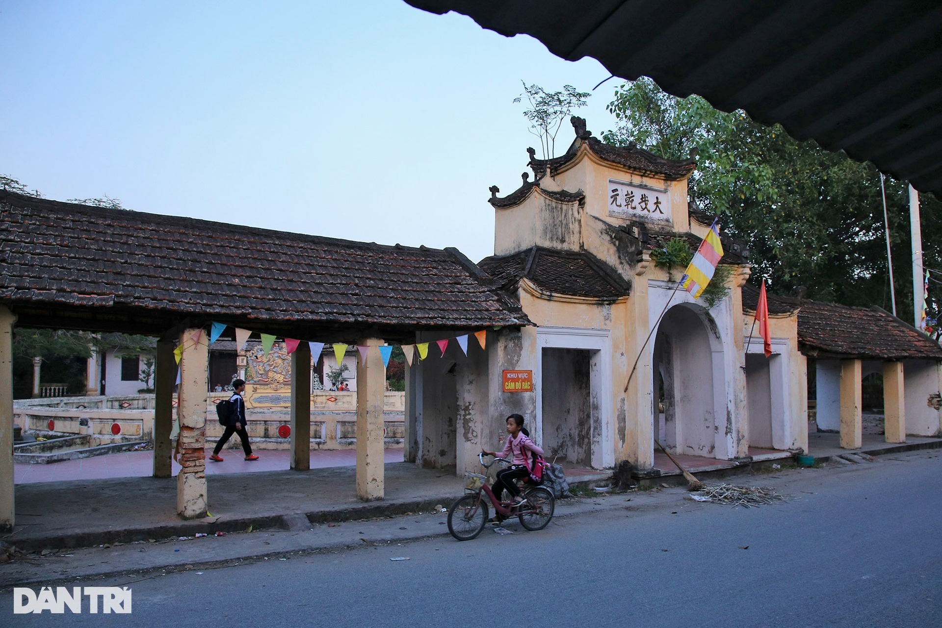 Toàn cảnh làng ở ngoại thành Hà Nội chật chội như trong phố - Ảnh 10.
