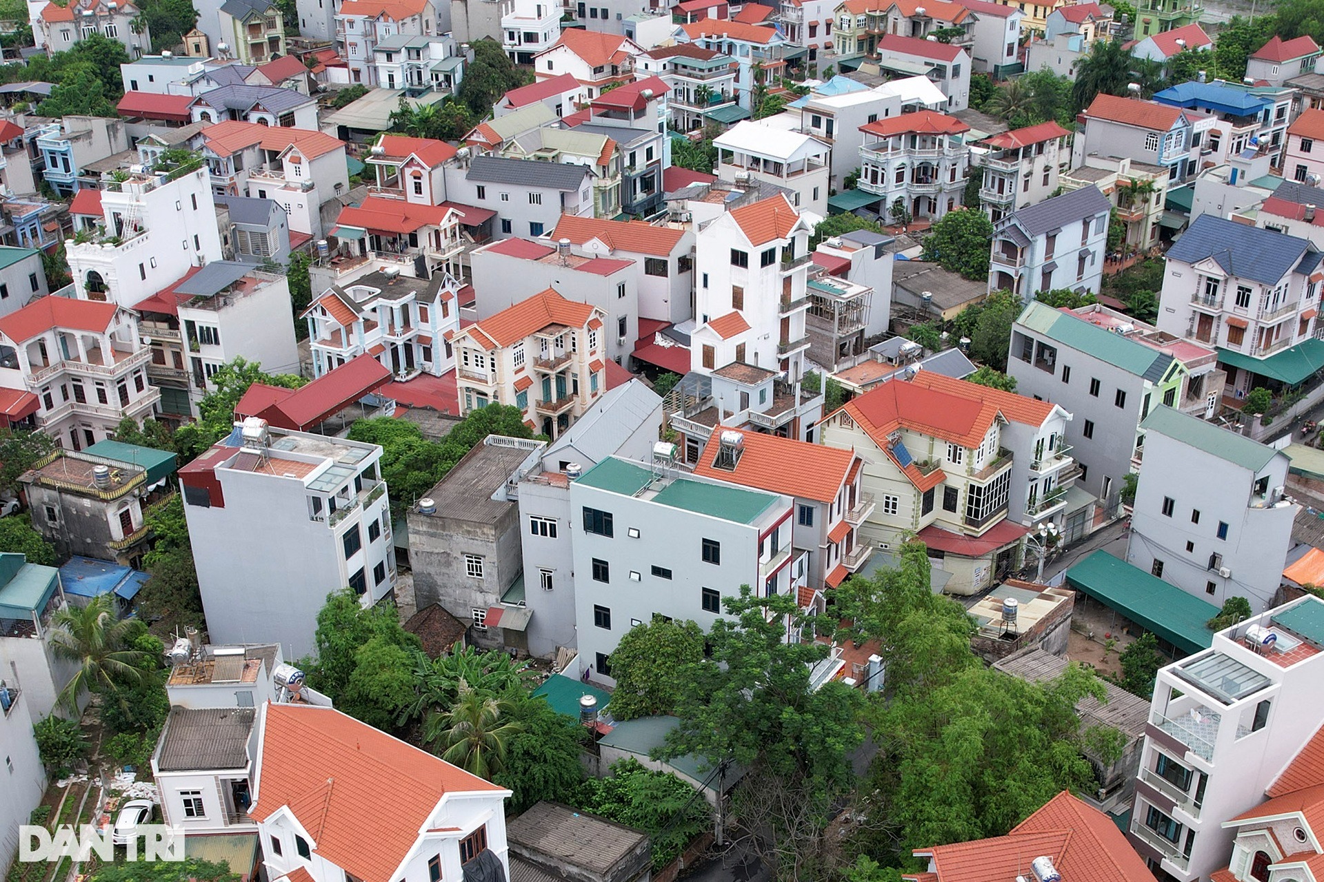 Toàn cảnh làng ở ngoại thành Hà Nội chật chội như trong phố - Ảnh 2.
