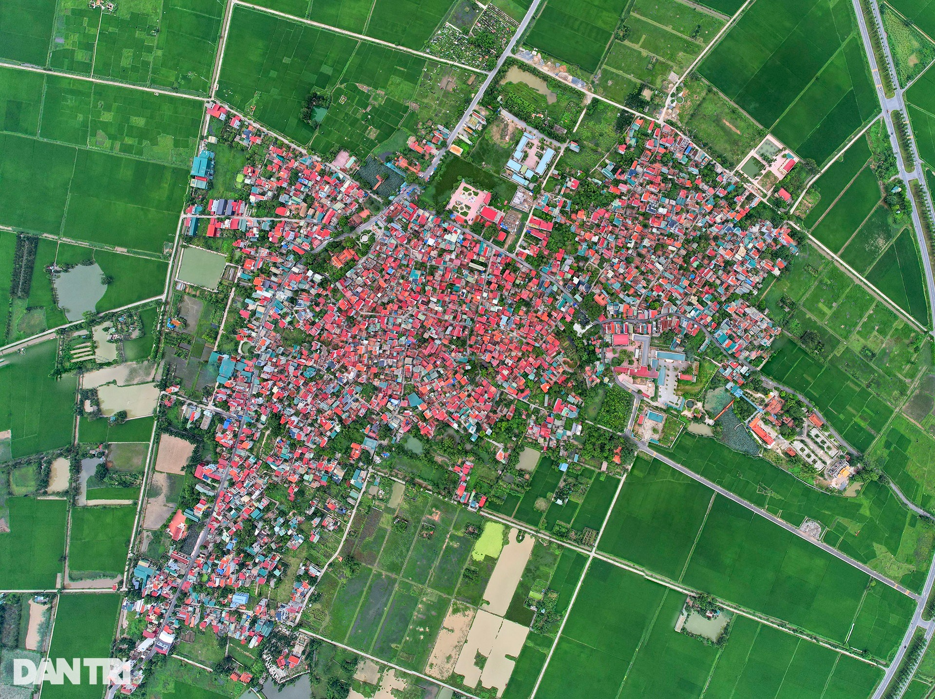 Toàn cảnh làng ở ngoại thành Hà Nội chật chội như trong phố - Ảnh 3.