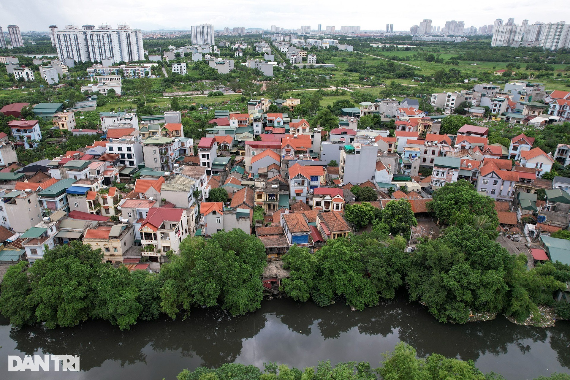Toàn cảnh làng ở ngoại thành Hà Nội chật chội như trong phố - Ảnh 6.