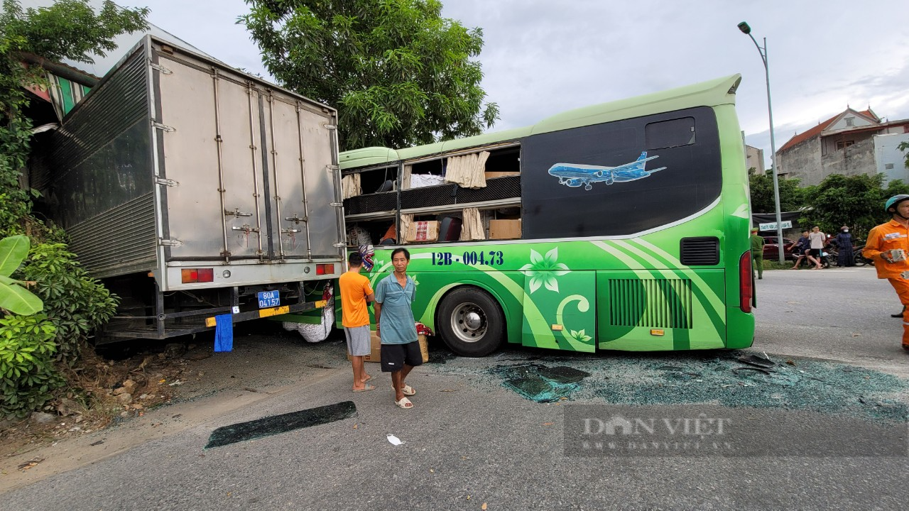 Thanh Hoá: Xe tải và xe khách lao vào nhà xưởng - Ảnh 1.