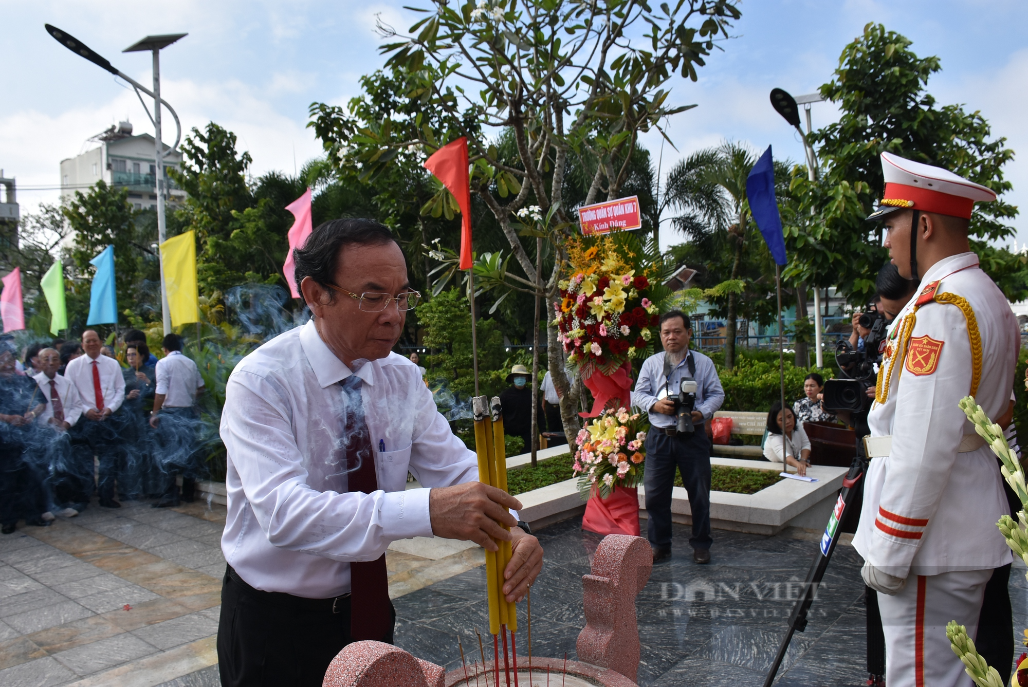 Lãnh đạo TP.HCM dâng hương, dâng hoa tại di tích Ngã Ba Giồng - Ảnh 2.