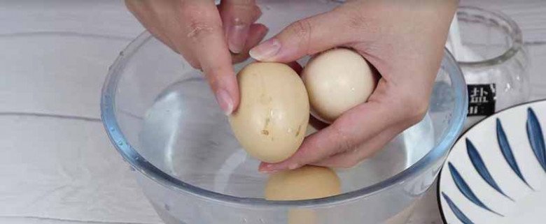 Rán trứng cứ thêm 2 thứ rẻ tiền này đảm bảo vàng ươm, xốp mềm, đầu bếp cũng phải nể - Ảnh 4.