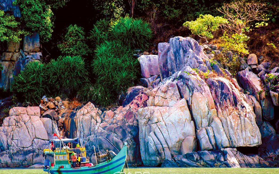 Một hòn đảo triệu năm ở Cà Mau màu đá lạ lắm, nhiều người đang đến xem